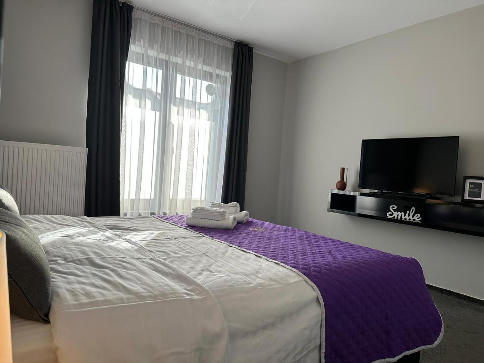 Luxury Glam Apartments & Studios Near Coresi Mall Brasov Luaran gambar