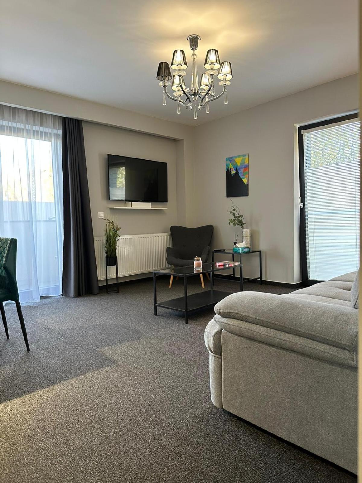Luxury Glam Apartments & Studios Near Coresi Mall Brasov Luaran gambar