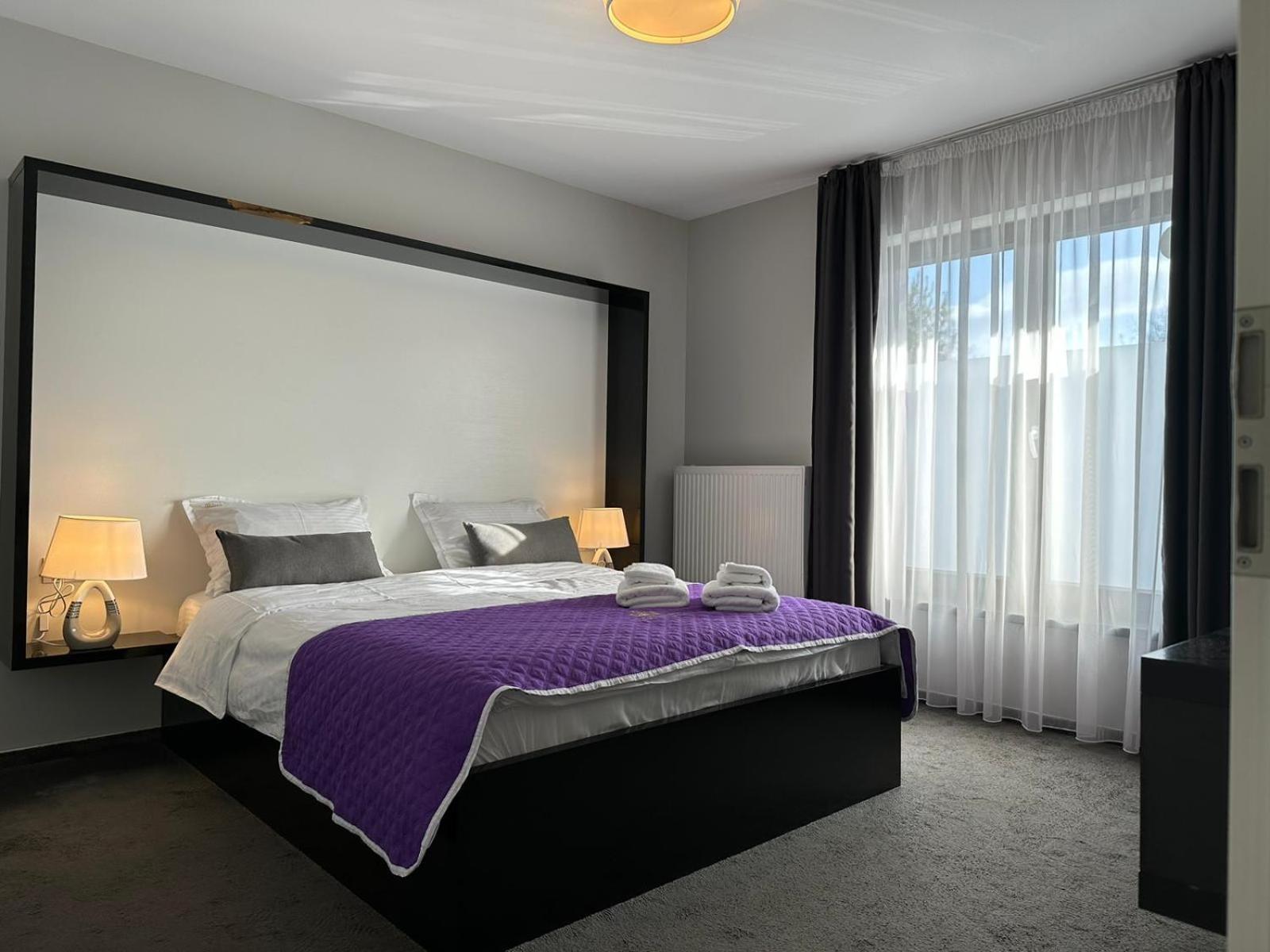 Luxury Glam Apartments & Studios Near Coresi Mall Brasov Luaran gambar