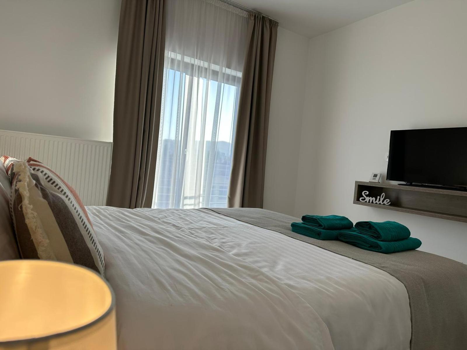 Luxury Glam Apartments & Studios Near Coresi Mall Brasov Luaran gambar