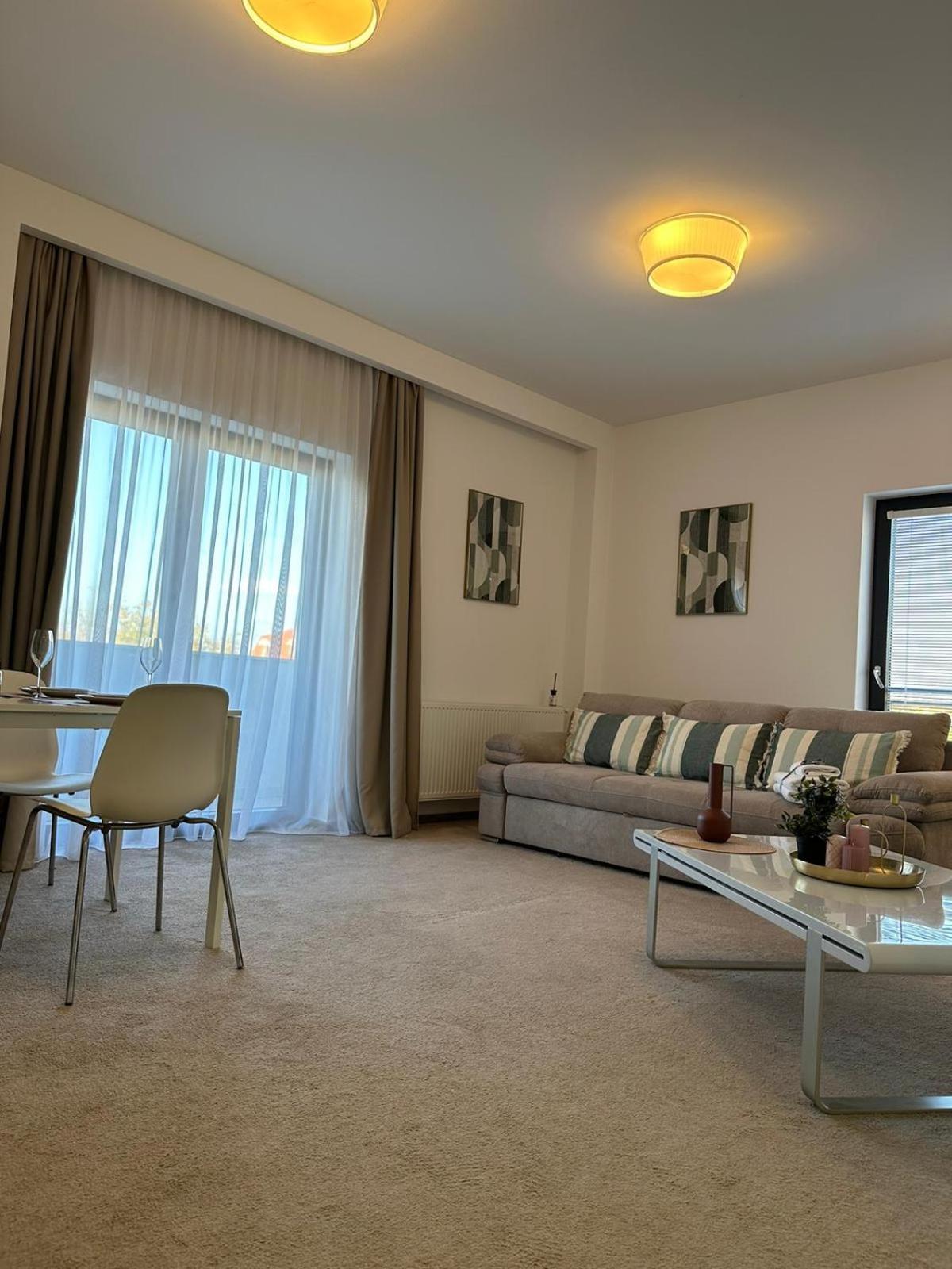 Luxury Glam Apartments & Studios Near Coresi Mall Brasov Luaran gambar