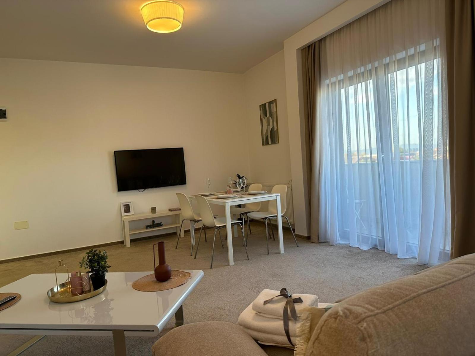 Luxury Glam Apartments & Studios Near Coresi Mall Brasov Luaran gambar