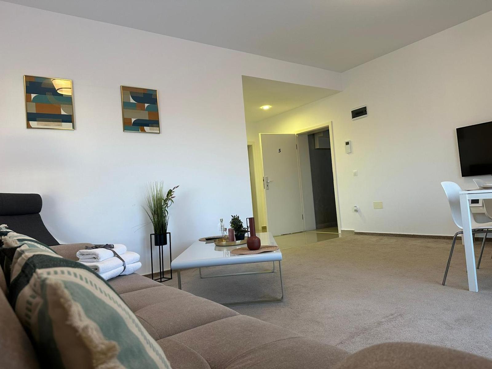 Luxury Glam Apartments & Studios Near Coresi Mall Brasov Luaran gambar
